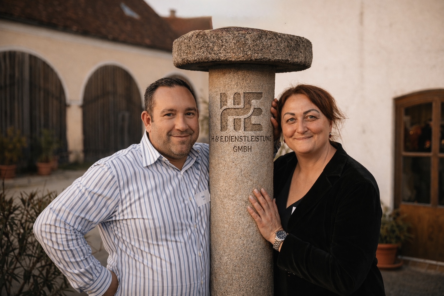 Ansprechpartner der H&E Dienstleistung GmbH am Firmenzeichen